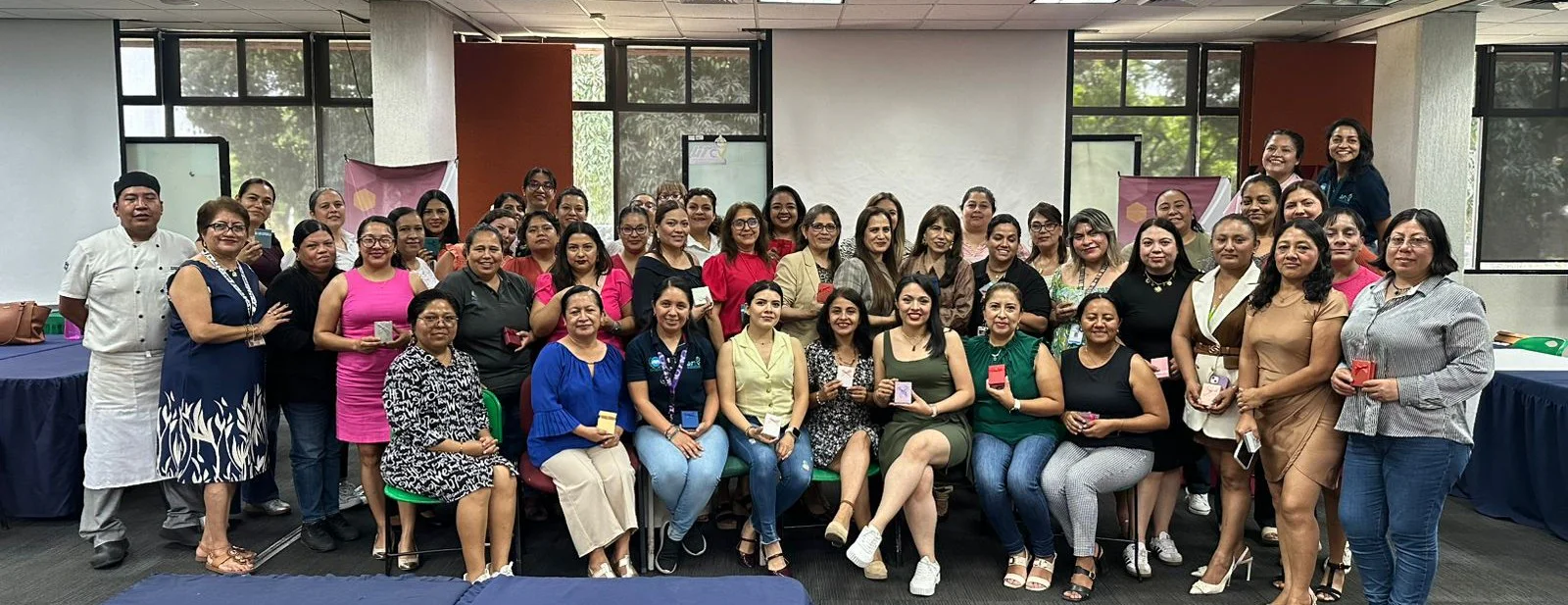 Grupo de trabajadoras de la comunidad universitaria durante la entrega de obsequios por el Día de las Madres
