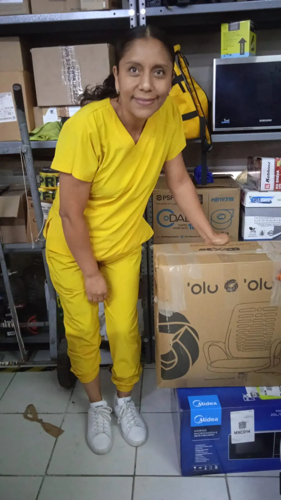 Trabajadora junto a un obsequio durante la actividad para personal administrativo