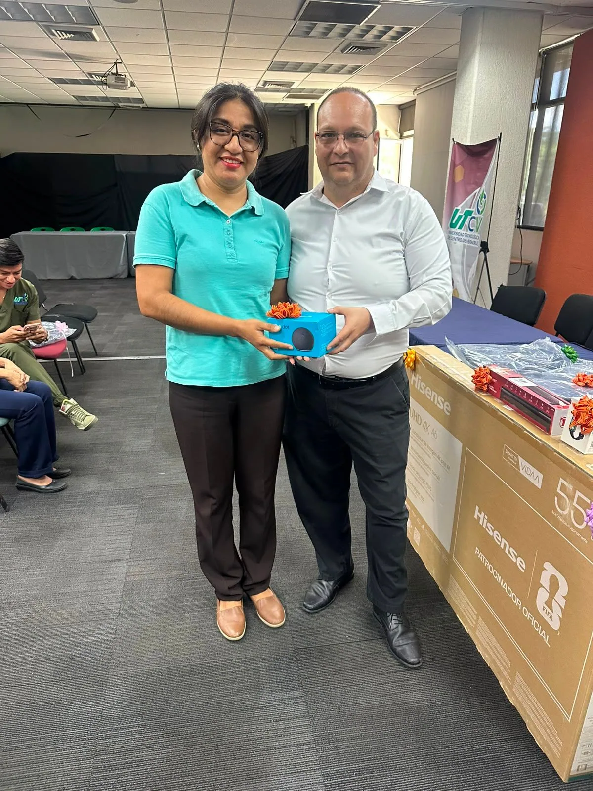 Trabajadora muestra el presente recibido durante el reconocimiento administrativo