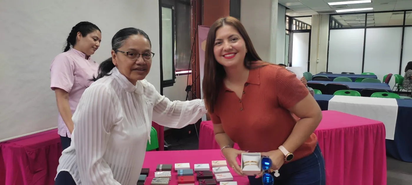 Trabajadora muestra el obsequio recibido durante la actividad