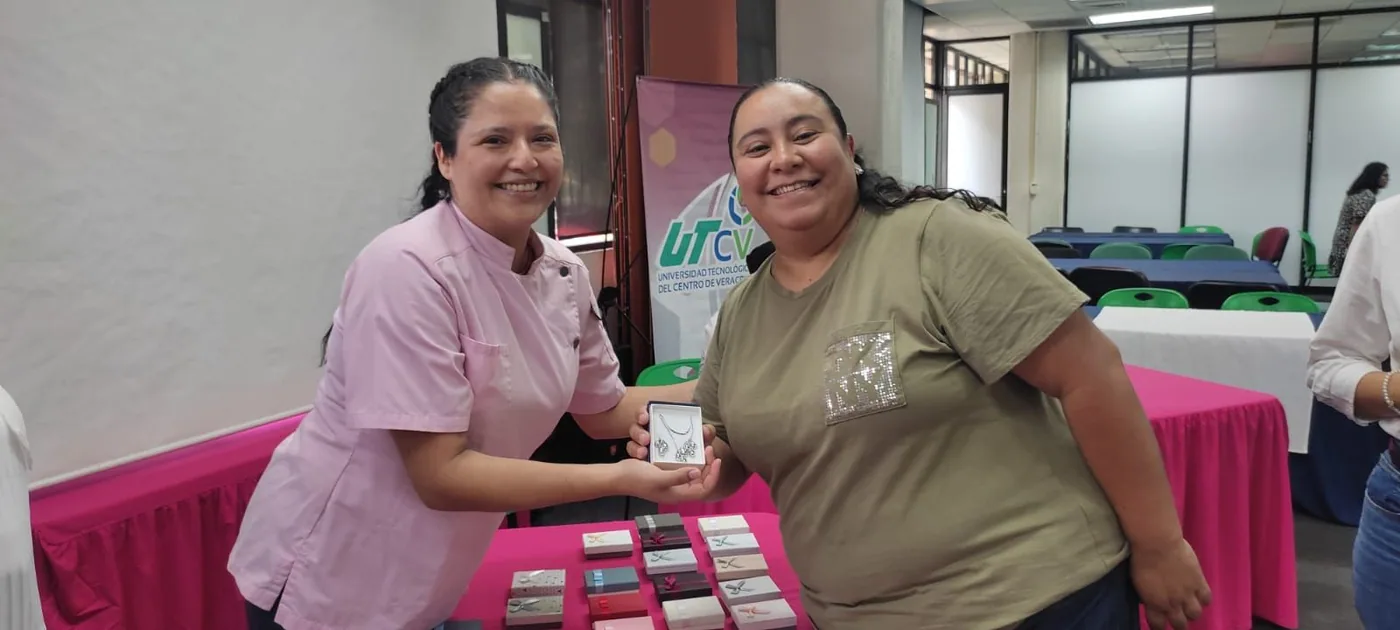 Trabajadora recibe un presente conmemorativo por el Día de las Madres