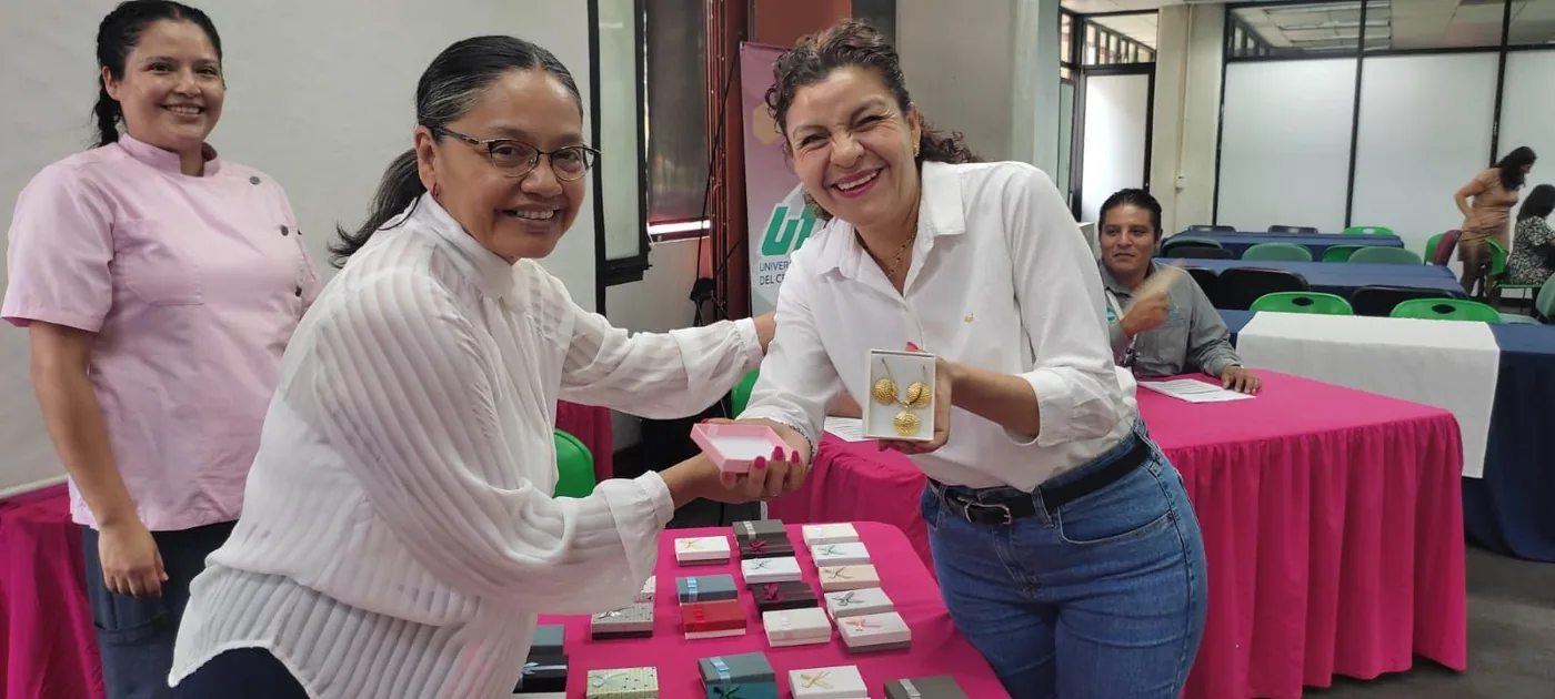 Dos trabajadoras muestran un presente entregado durante el reconocimiento