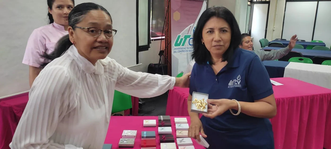 Trabajadora posa con su obsequio durante la actividad conmemorativa