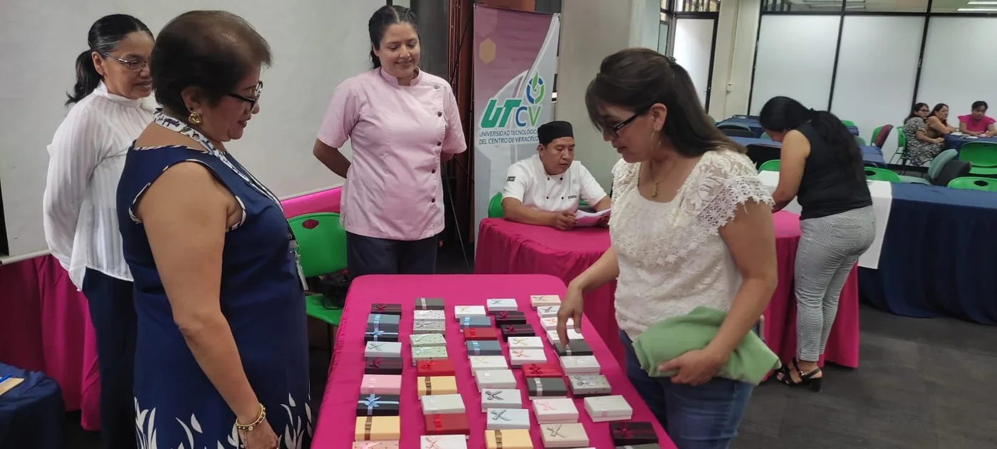 Vista de la entrega de obsequios a trabajadoras de la comunidad universitaria