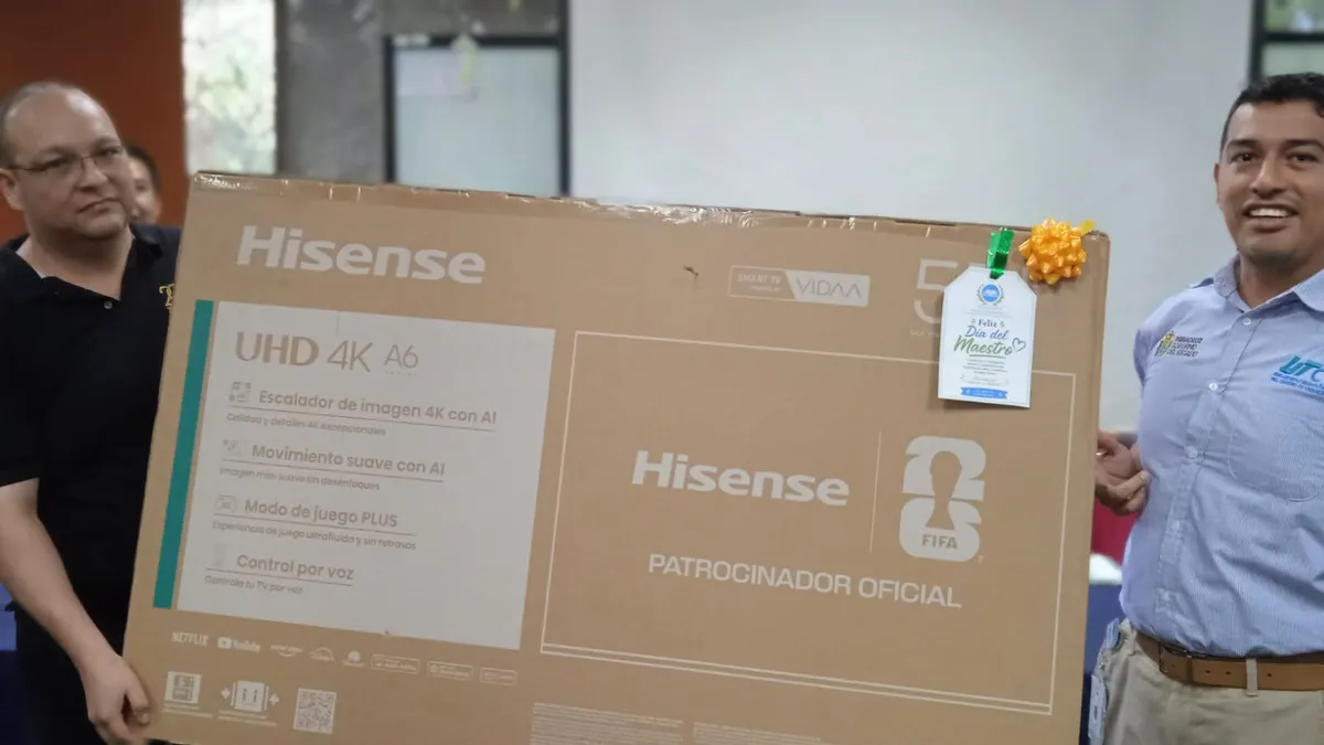Entrega de un televisor durante la actividad del Día del Maestro