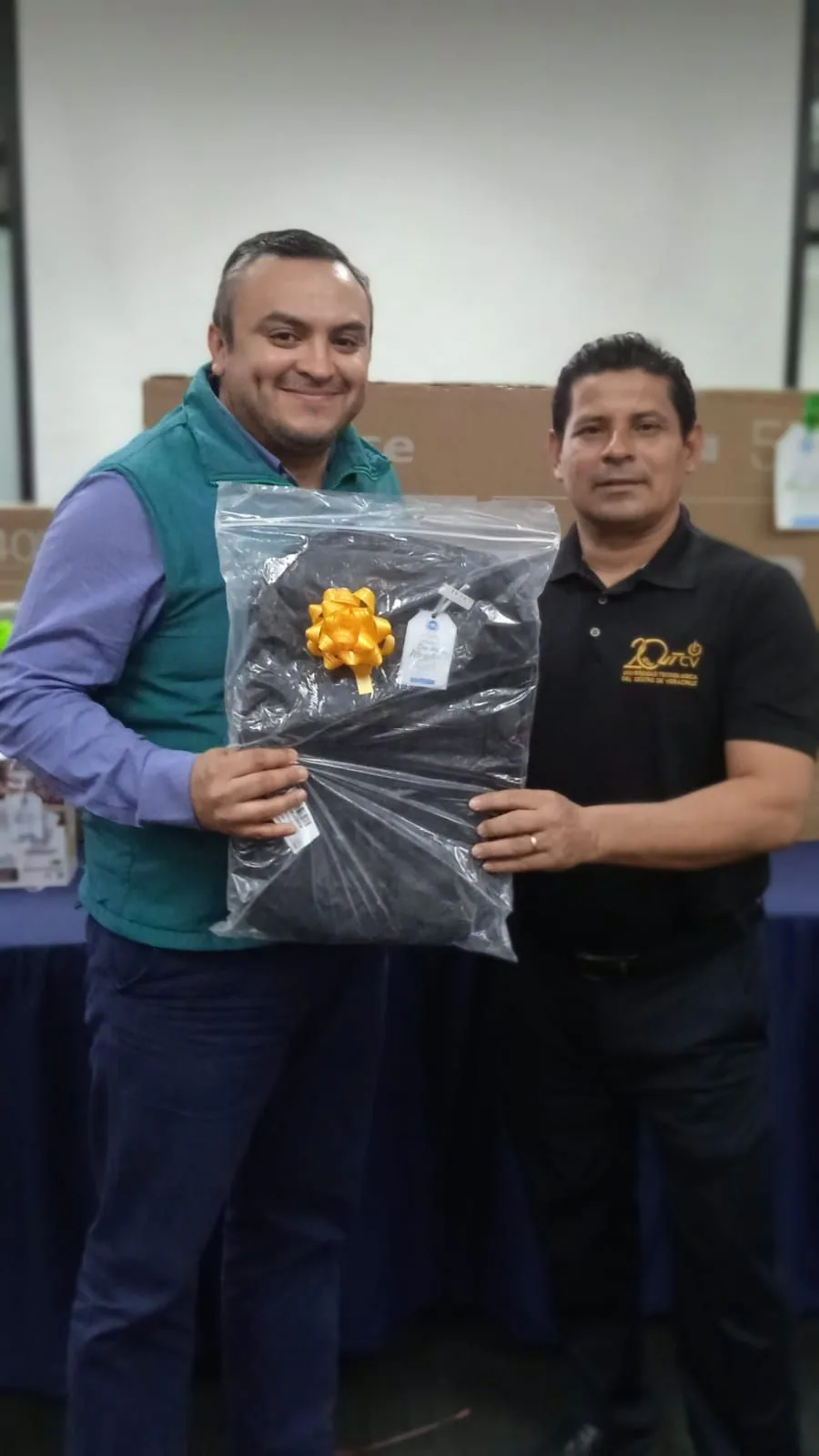Trabajador recibe un artículo empacado como parte de la celebración