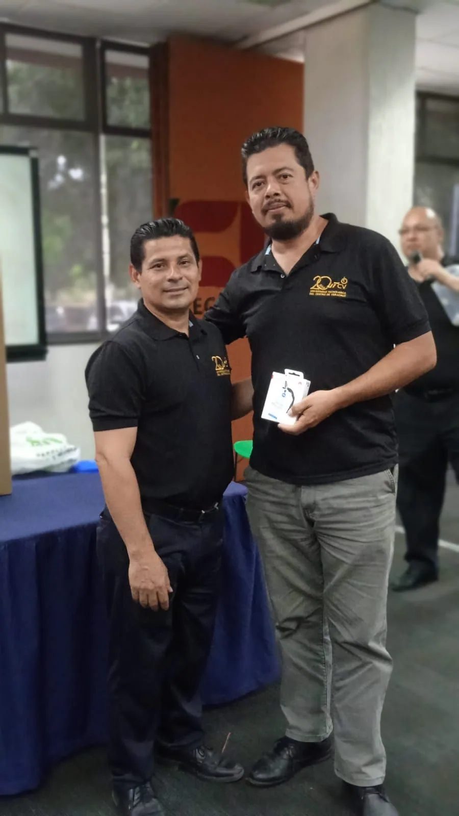 Trabajador sostiene el obsequio recibido durante la actividad