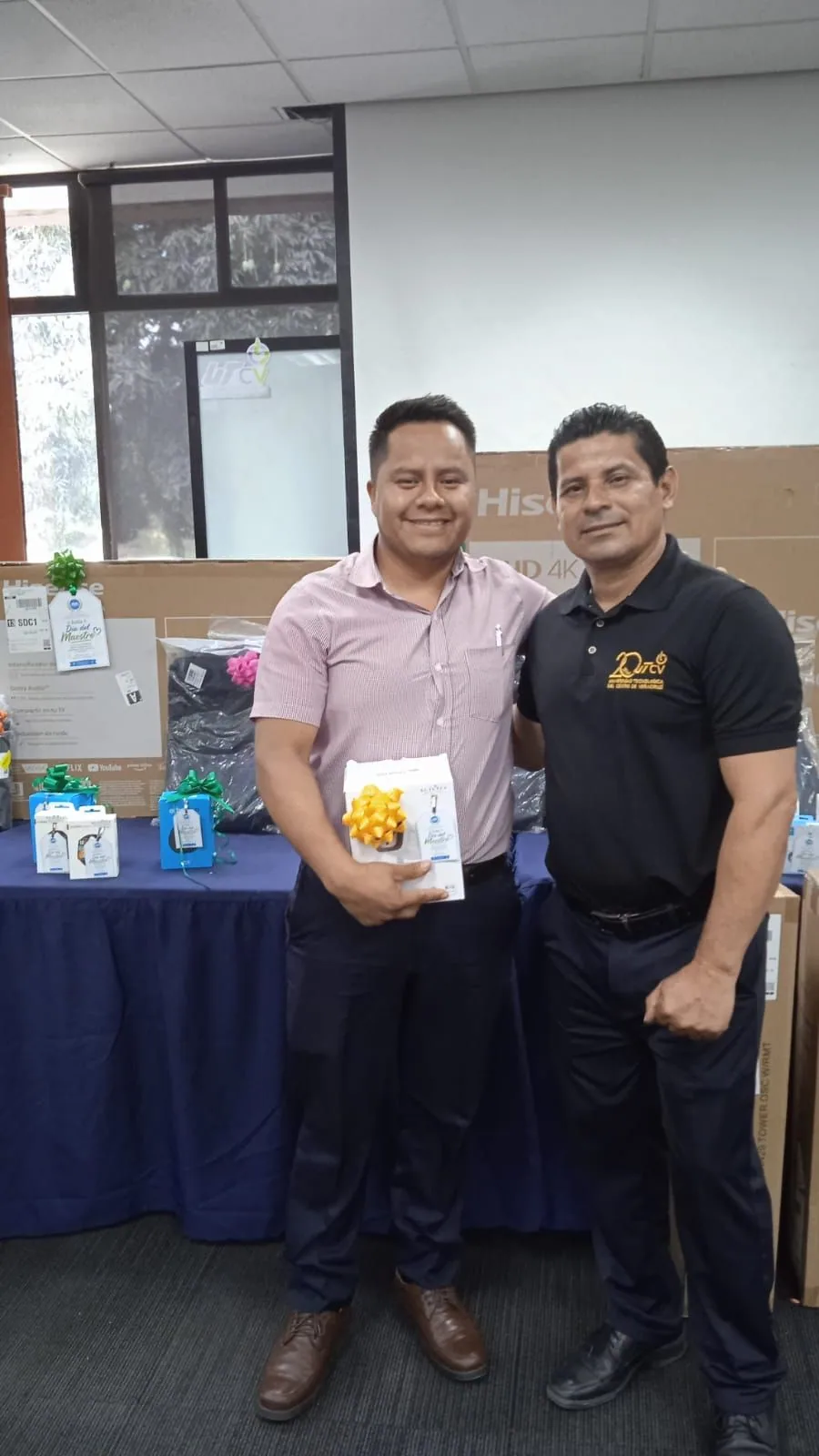 Dos trabajadores presentan un regalo conmemorativo del Día del Maestro