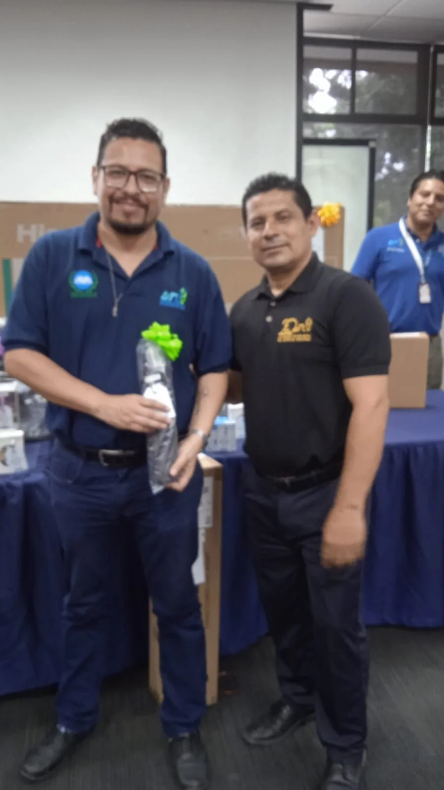 Trabajador posa con un obsequio durante la jornada de reconocimiento