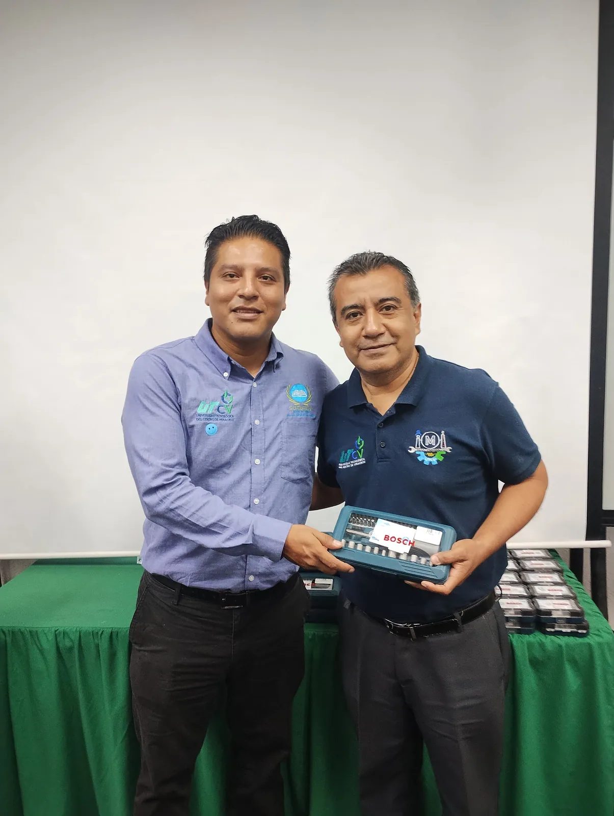 Trabajador recibe un juego de herramientas durante la actividad conmemorativa