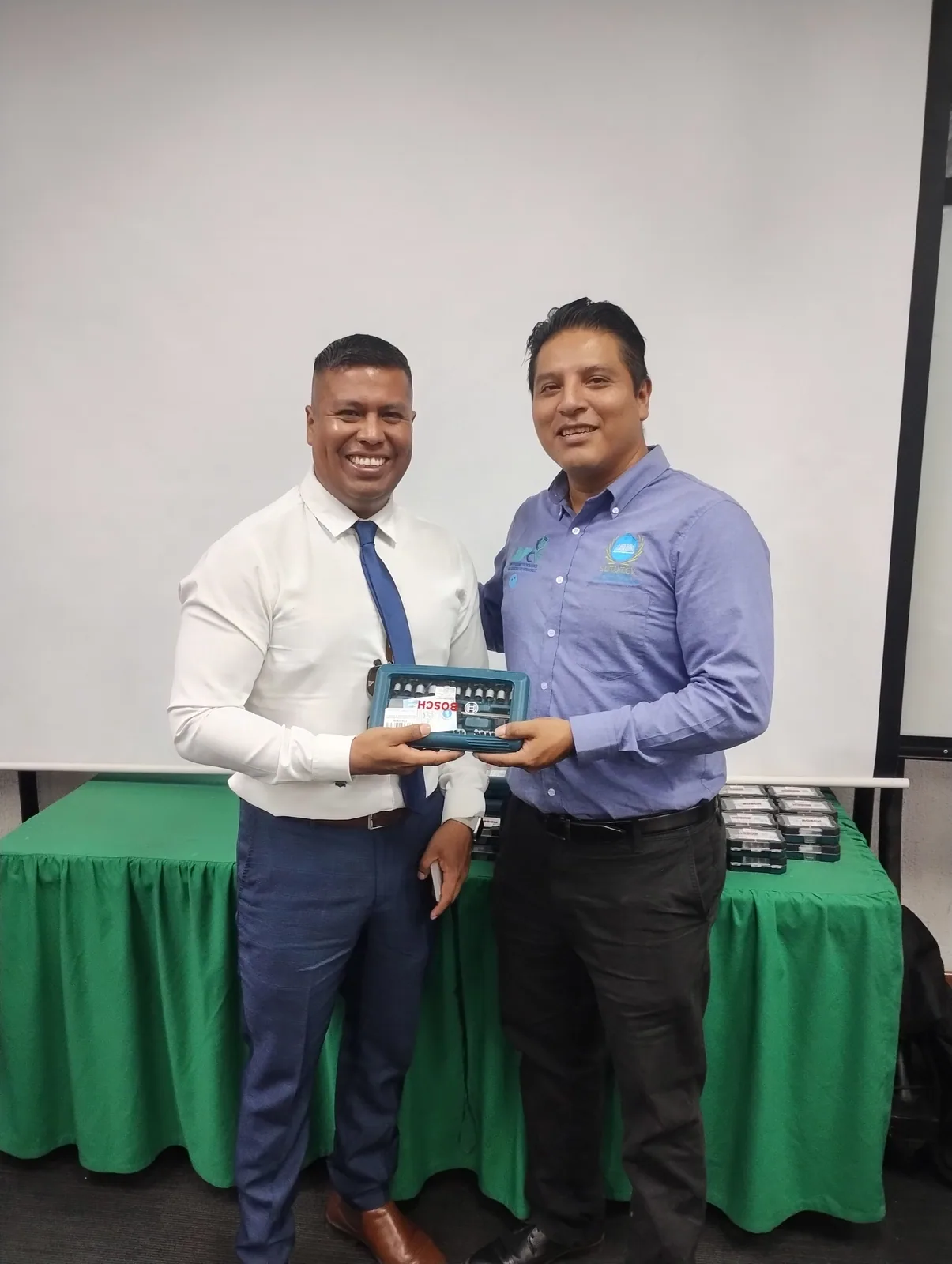 Trabajador posa con su juego de herramientas durante el reconocimiento