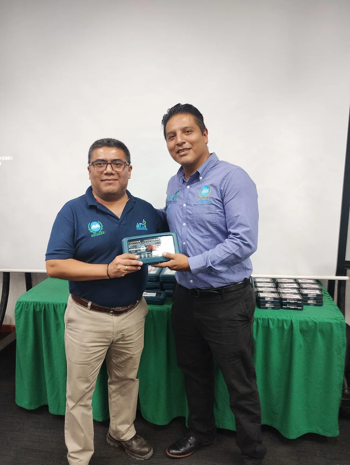Trabajador recibe un obsequio durante la jornada de reconocimiento