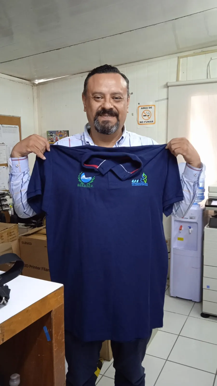 Persona mostrando una camisa institucional de la UTCV y el SUTUTCV