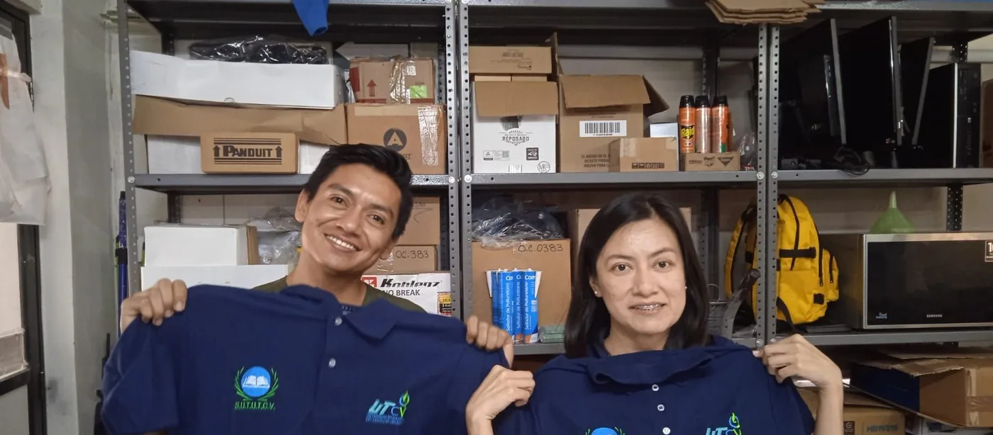 Dos trabajadores muestran camisas institucionales de la UTCV y del SUTUTCV