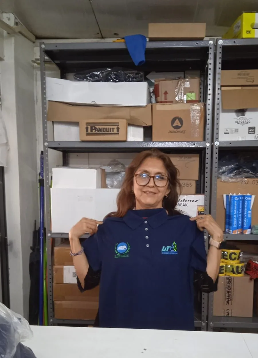 Trabajadora sostiene una camisa institucional con los distintivos de la UTCV y del sindicato