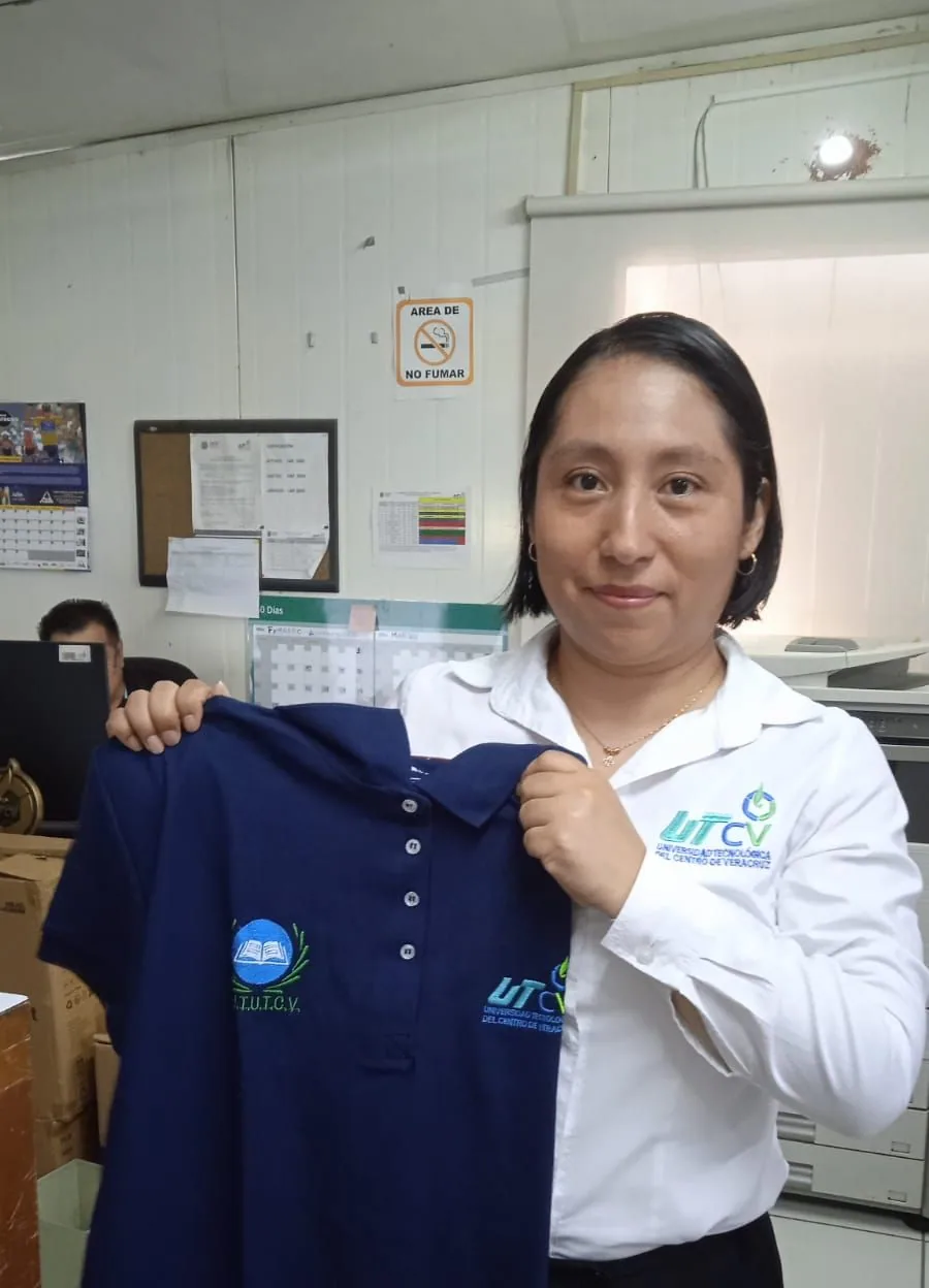 Dos trabajadores presentan una camisa institucional durante la actividad