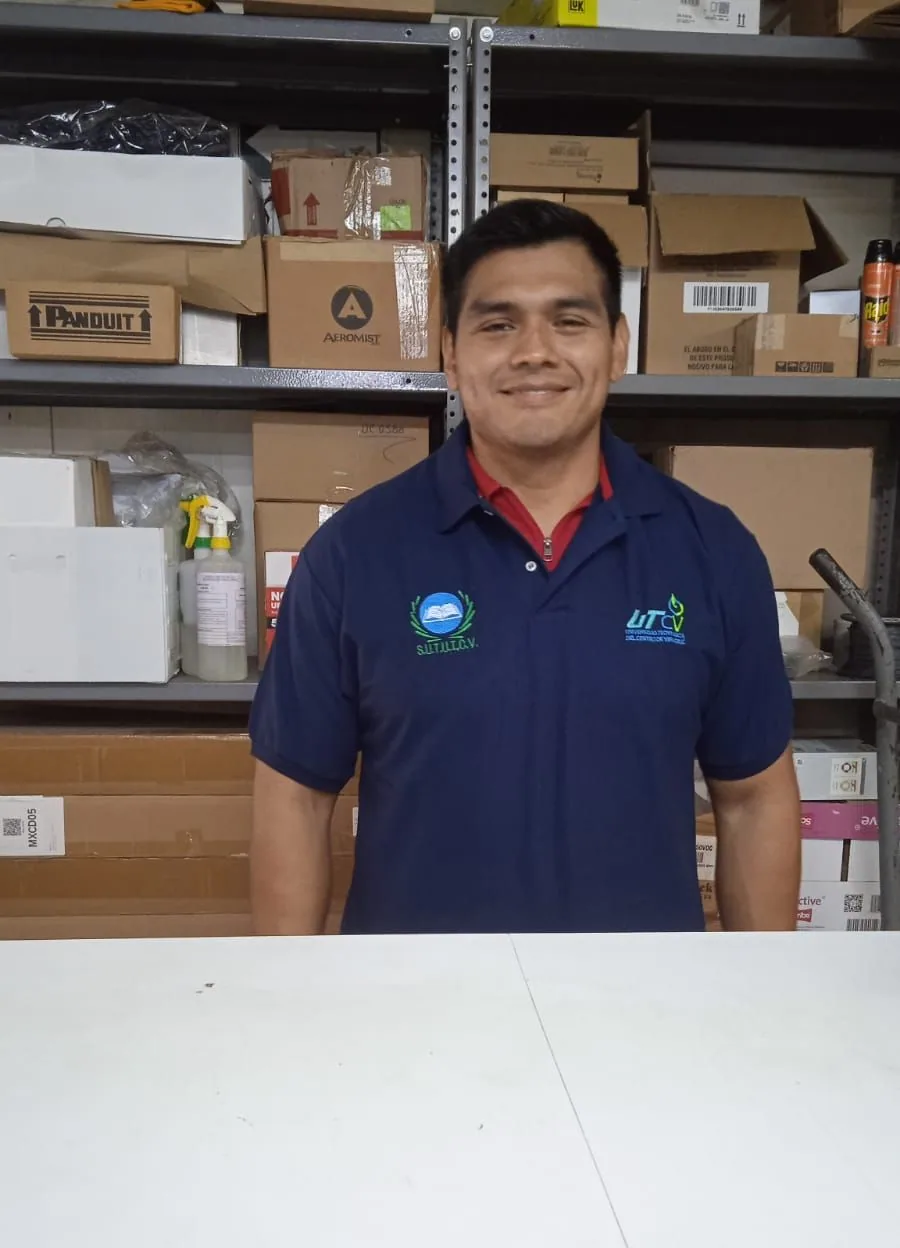 Trabajador porta la camisa institucional entregada durante la actividad