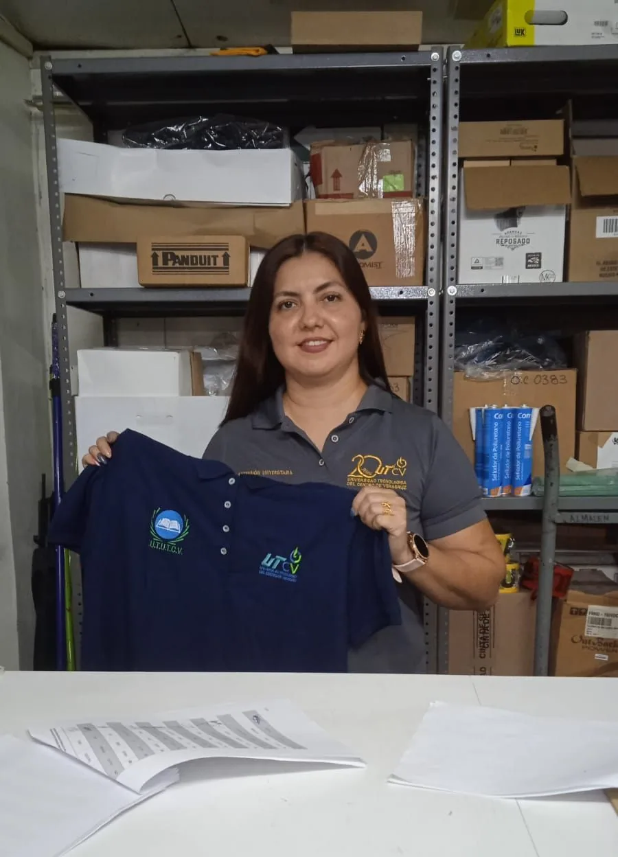 Dos integrantes de la comunidad universitaria muestran una camisa institucional