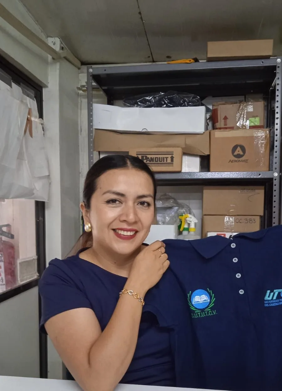Trabajadora presenta una camisa institucional al concluir la entrega